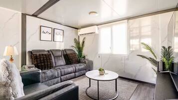 Una televisión, una oficina