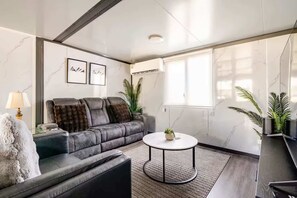 Una televisión, una oficina