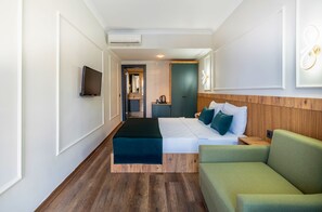 Quarto standard, sacada, vista para a piscina | Cofres nos quartos, Wi-Fi de cortesia