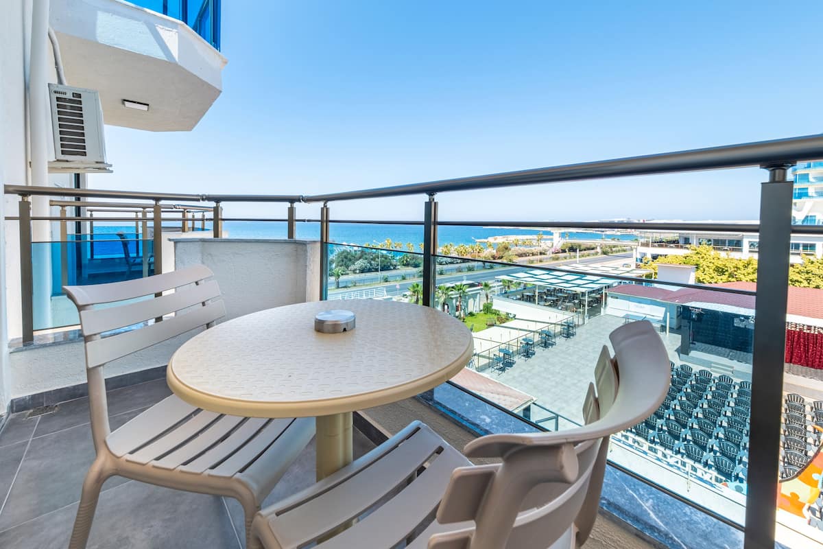 Quarto standard, sacada, vista para o mar | Cofres nos quartos, Wi-Fi de cortesia