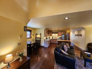 Smart TV - Tranquil 1-bedroom apartment in Donnelly perfect for a getaway (Donnelly)