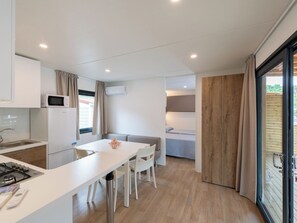 Kühlschrank, Mikrowelle, Kochgeschirr/Geschirr/Besteck