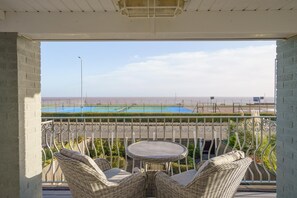Property grounds - Beautiful Luxury Beach House 4 bed 4 Bath newly renovated (Gorleston-on-Sea)