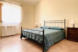 1 室のベッドルーム、セーフティボックス (室内)、アイロン / アイロン台、旅行用ベビーベッド
