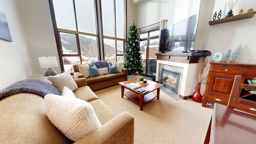 Wake-Up to a Mountain View, 3Bed Condo w/ Hot Tub - Stone's Throw #54