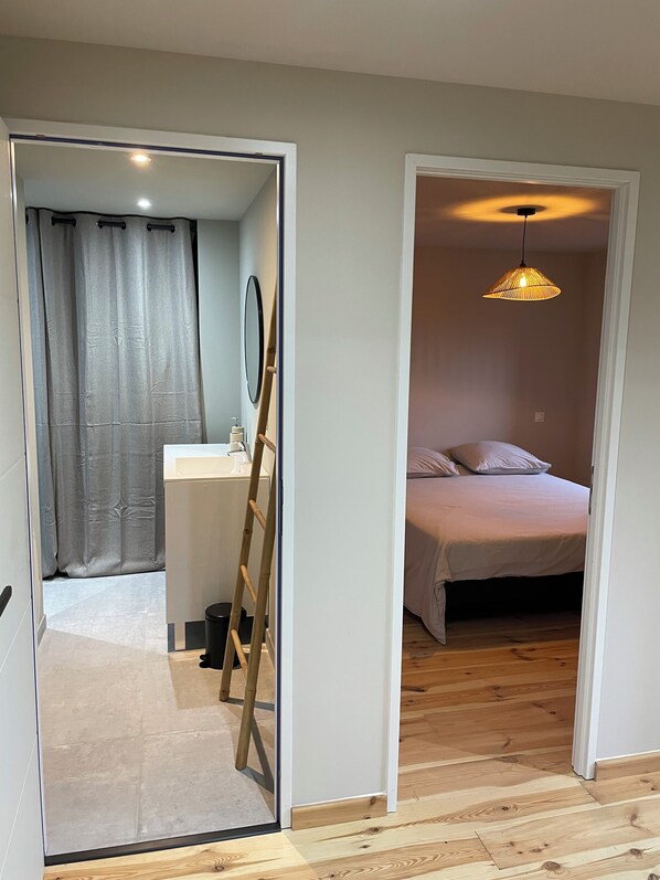 Strykejern/-brett, wi-fi og sengetøy