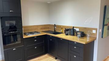 Mikrobølgeovn, ovn, kokeplater og oppvaskmaskin