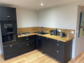 Mikrobølgeovn, ovn, kokeplater og oppvaskmaskin