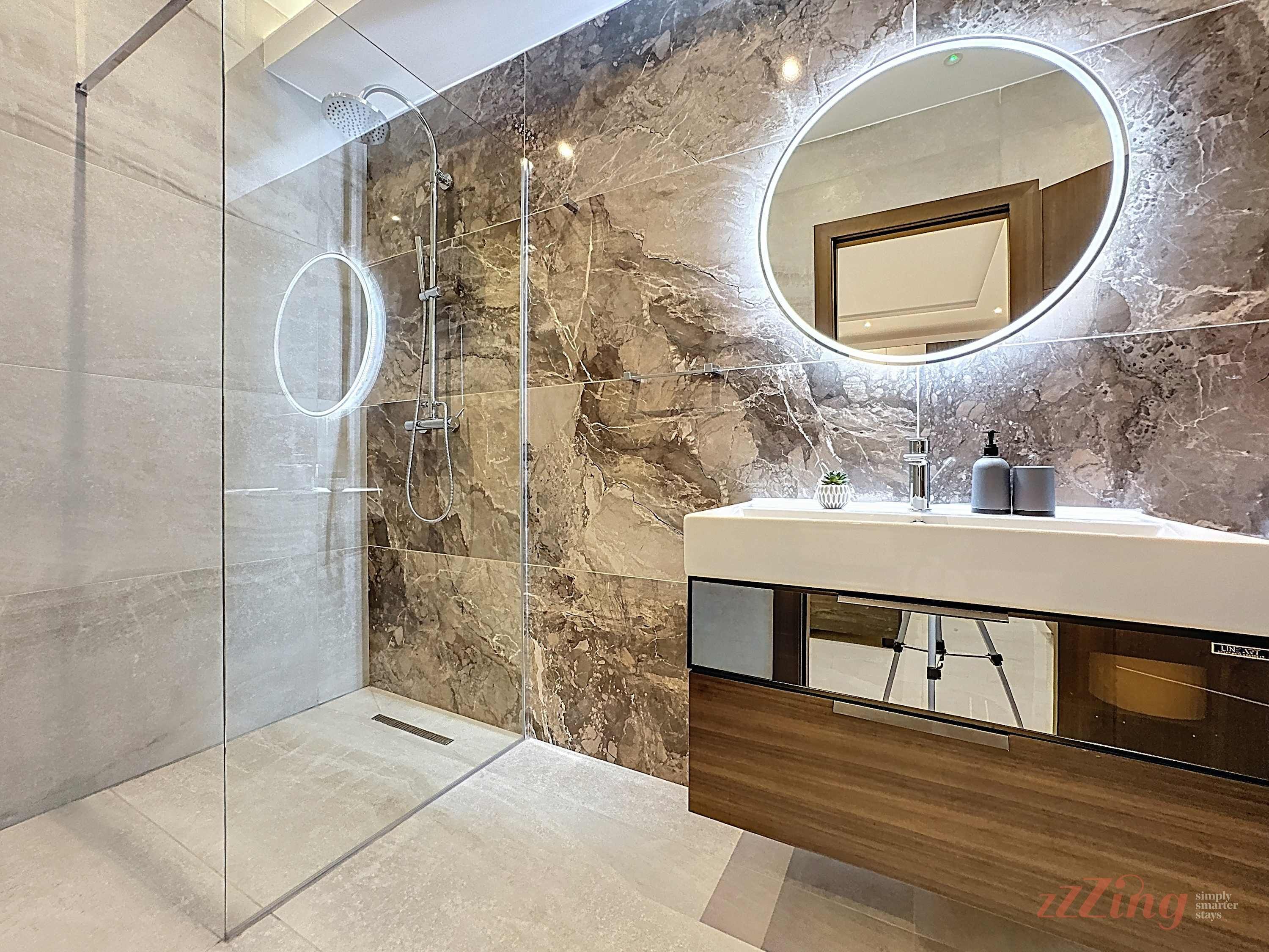 Douche, articles de toilette (gratuits), séchoir à cheveux