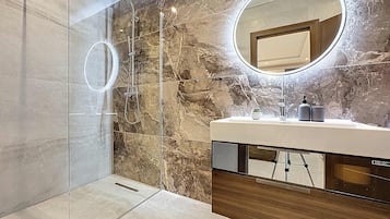 Douche, articles de toilette gratuits, sèche-cheveux