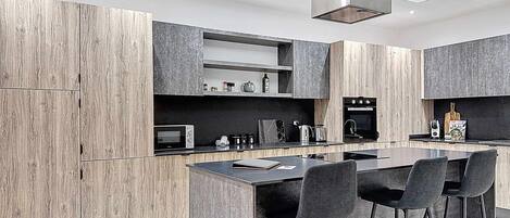 Køleskab, mikrobølgeovn, ovn, kogeplade