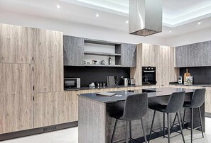 Fridge, microwave, oven, stovetop - Rooftop 3BR with Plunge Pool & BBQ near Airport (Ħal Għaxaq)