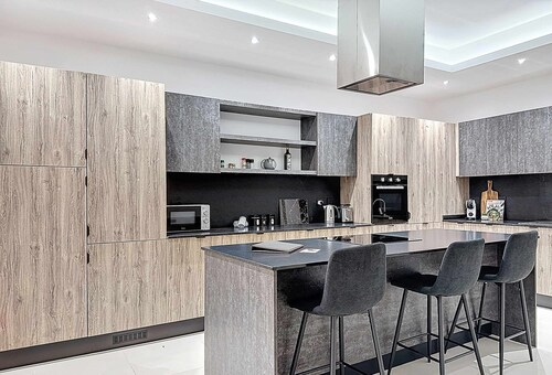 Rooftop 3BR with Plunge Pool & BBQ near Airport