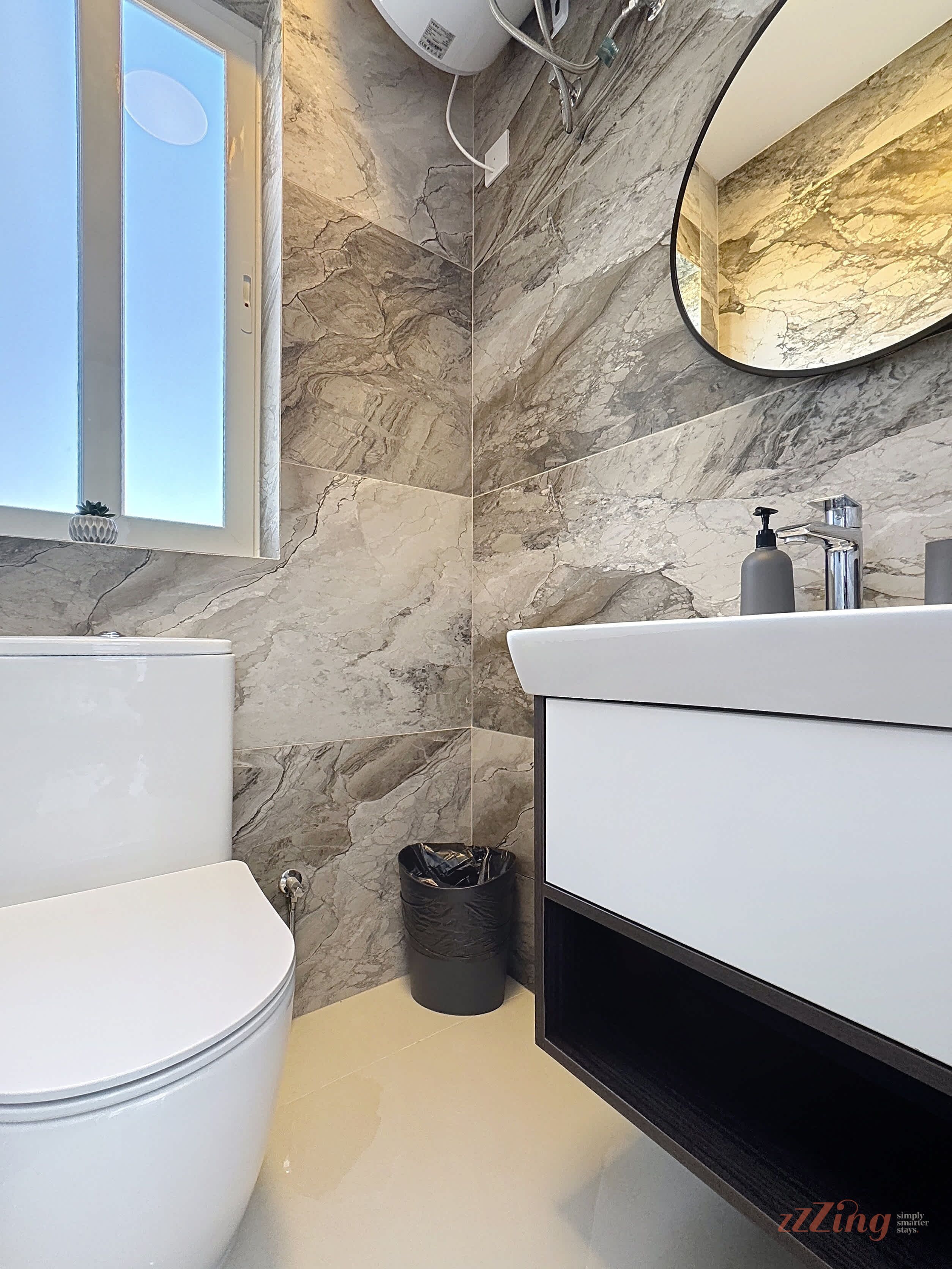 Ein modernes Badezimmer mit Toilette, Waschbecken und Dusche.
