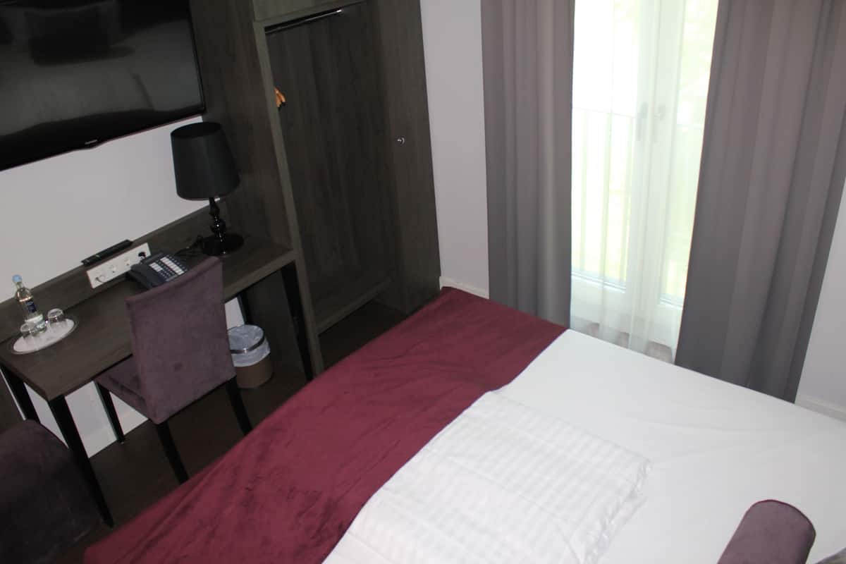 Economy-Doppelzimmer, Nichtraucher | Schreibtisch, laptopgeeigneter Arbeitsplatz, kostenloses WLAN