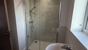 Regadera, secadora de cabello, toallas, jabón