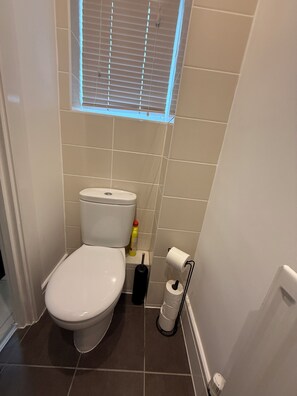Dusj, hårføner, håndklær og såpe