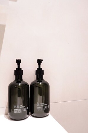 Shower, hair dryer, towels, soap - Hotel Zest Den Haag - Scheveningen (The Hague)