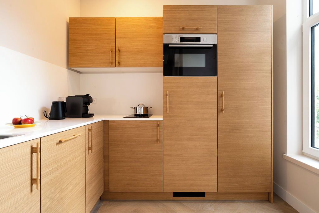 Estúdio, 1 cama Queen, para não fumantes, sacada | Cofres nos quartos, espaço de trabalho para notebook