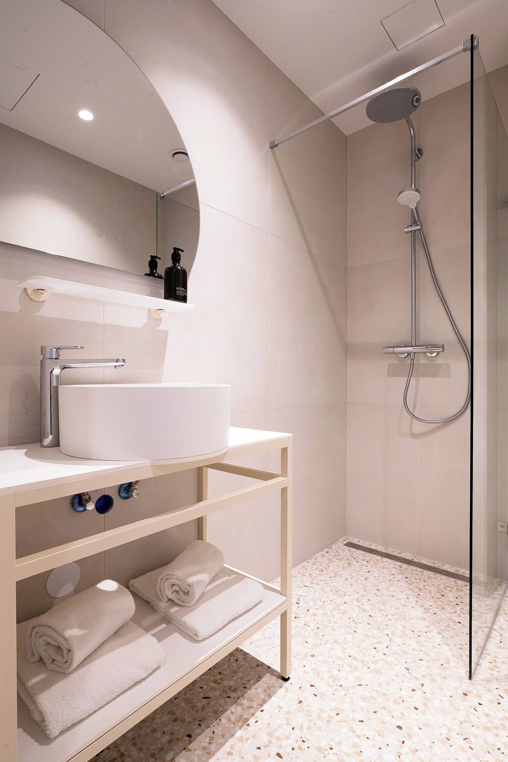 Chuveiro, secador de cabelo, toalhas de banho, sabonete