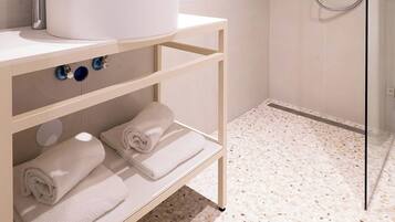 Chuveiro, secador de cabelo, toalhas de banho, sabonete