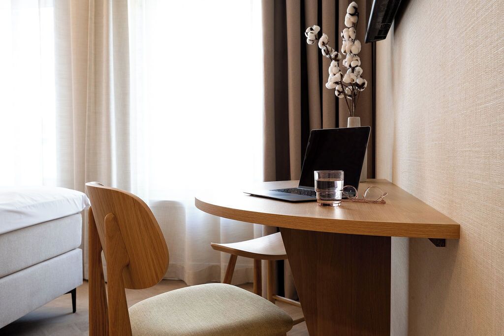 Cofres nos quartos, espaço de trabalho para notebook