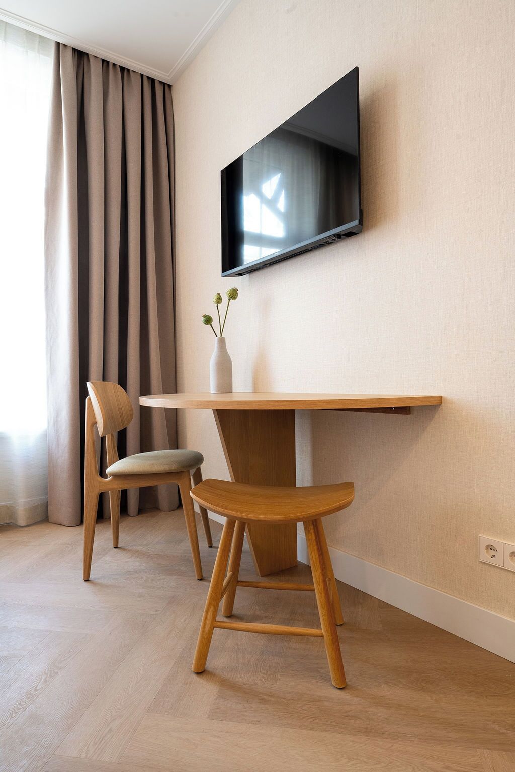 In-room safe, laptop workspace, iron/ironing board, free WiFi