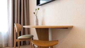In-room safe, laptop workspace, iron/ironing board, free WiFi