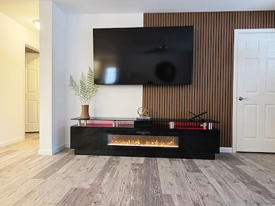 Modern 3BR Wellness Retreat w/Jacuzzi, Infrared & wood burning Saunas, EV-Charge