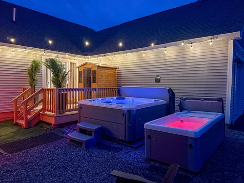 Modern 3BR Wellness Retreat w/Jacuzzi, Infrared & wood burning Saunas, EV-Charge