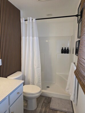 Sèche-cheveux, serviettes fournies, savon, shampoing