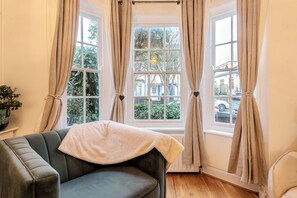 TV - HampStay in  quick and easy access to central London. (London)