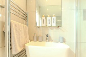 Douche, sèche-cheveux, serviettes fournies, savon