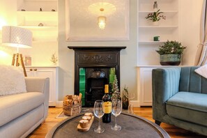 TV - HampStay in  quick and easy access to central London. (London)