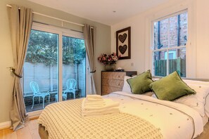 2 bedrooms, iron/ironing board, WiFi, bed sheets - HampStay in  quick and easy access to central London. (London)