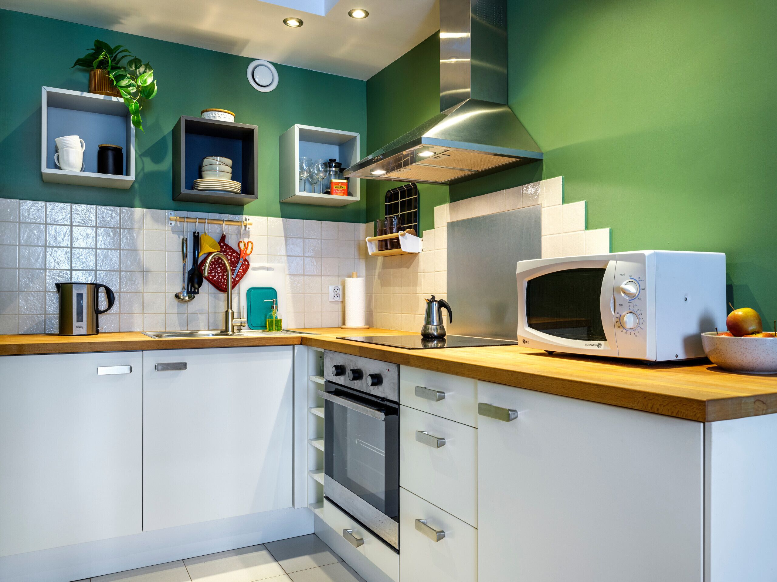 Réfrigérateur, micro-ondes, four, cafetière/bouilloire