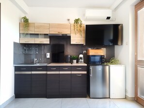Fridge, microwave, coffee/tea maker, electric kettle - Charming Apartment for couples in the city center, Czarnowiejska (Kraków)