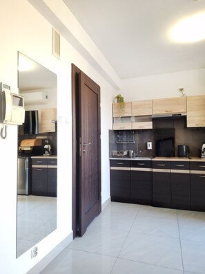 Fridge, microwave, coffee/tea maker, electric kettle - Charming Apartment for couples in the city center, Czarnowiejska (Kraków)