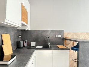 Fridge, microwave, coffee/tea maker, electric kettle - Comfy studio with projector, Jewish District, Rzeszowska (Kraków)