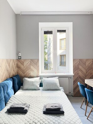 Tabla de planchar con plancha, wifi gratis y ropa de cama 