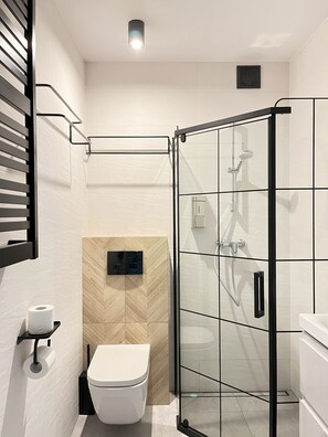 Shower, towels, soap, toilet paper - Comfy Apartment with projector, Jewish District, Rzeszowska (Kraków)