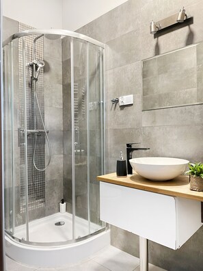 Dusche, Haartrockner, Handtücher, Seife
