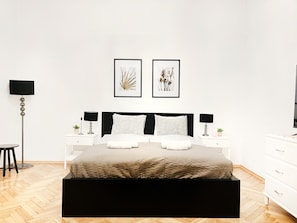 Tabla de planchar con plancha, wifi gratis y ropa de cama 