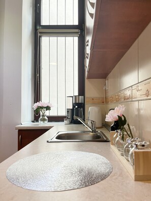 Fridge, microwave, coffee/tea maker, electric kettle - Smart Studio for 3 guests 8 min to Main Square, Zyblikiewicza (Kraków)