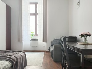 Tabla de planchar con plancha, wifi gratis y ropa de cama 