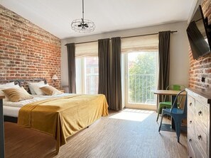 Tabla de planchar con plancha, wifi gratis y ropa de cama 