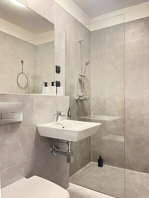 Regadera, secadora de cabello, toallas, papel de baño