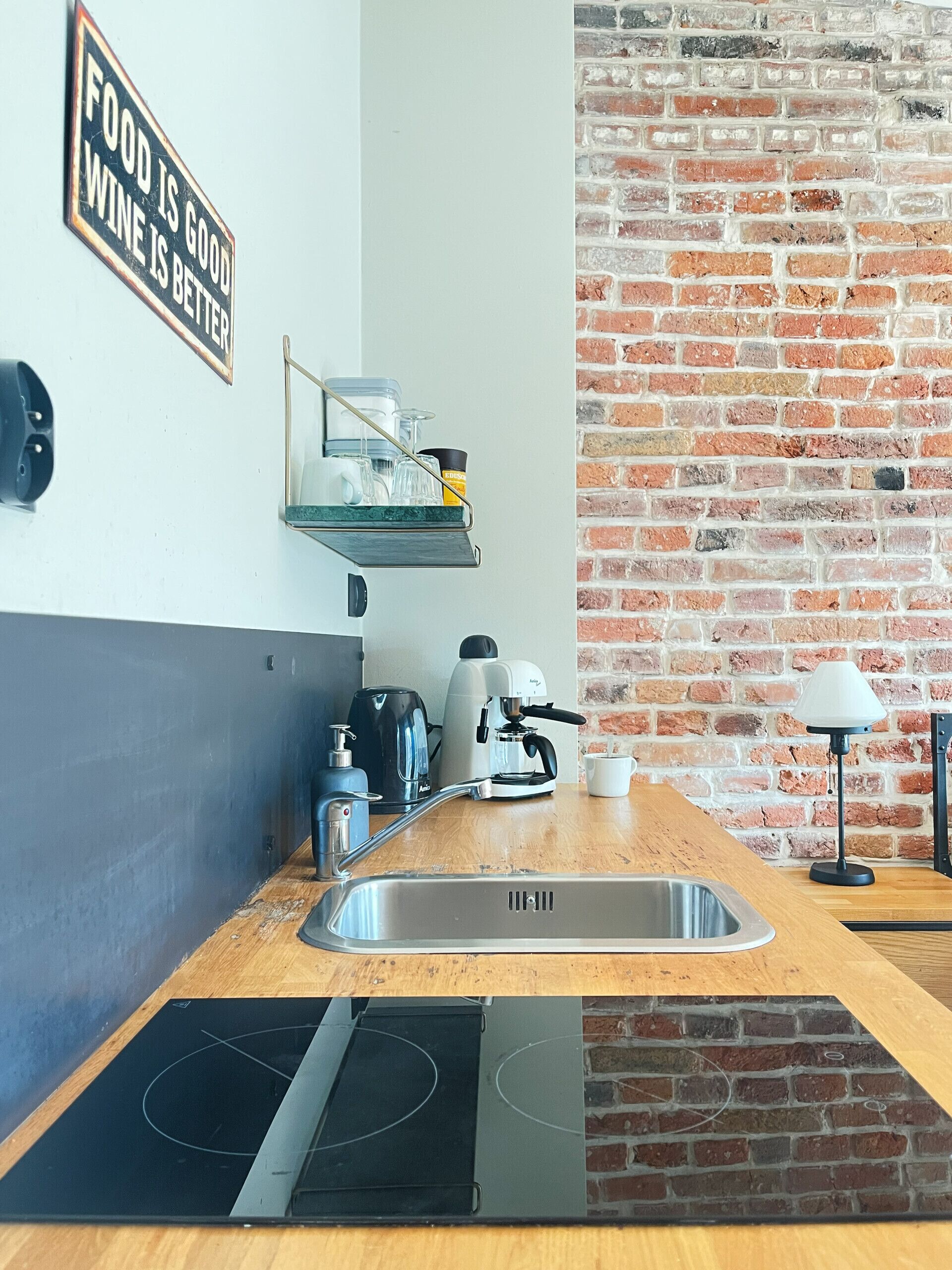 Refrigerador, parrilla de estufa, cafetera y tetera y tetera eléctrica 