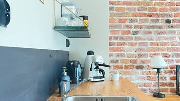 Refrigerador, parrilla de estufa, cafetera y tetera y tetera eléctrica