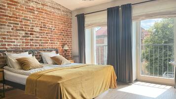 Tabla de planchar con plancha, wifi gratis y ropa de cama